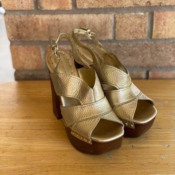 BCBGENERATION Blend Metallic Gold Platform Chunky Wood Heel Sandals Heels 6 - Picture 2 of 11